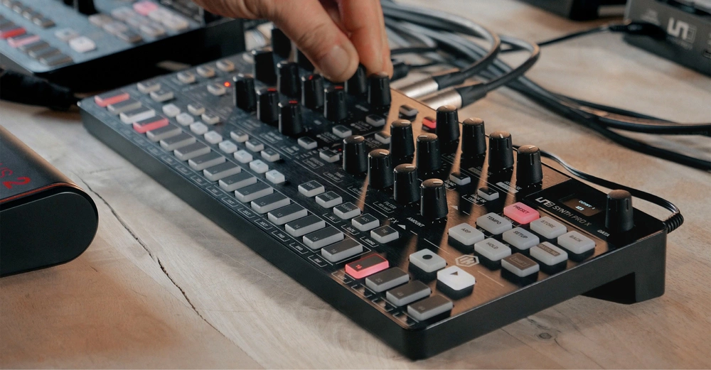 ik-multimedia-uno-synth-pro-x-parametrik-sintisizer-asimetrik-e-ticaret-gorsel3